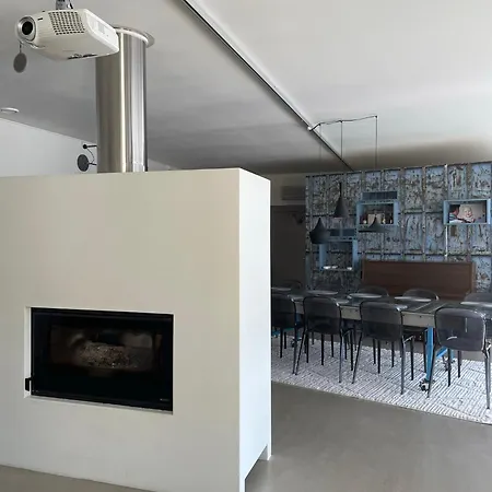 Huoneisto Chic 1960s Store-turned-home *